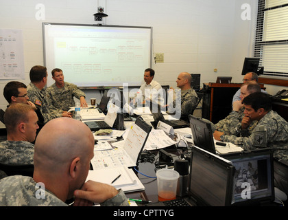 Les membres du service collaborent lors de l'exercice de table du défi des chasseurs de guerre, organisé par le Commandement des affaires civiles maritimes et de l'entraînement de sécurité à la base aérienne navale Oceana‚ Dam Neck Annex. Le but du WFC TTX est d'établir et de perfectionner les processus conjoints de cellules de fusion d'information civile du Commandement de l'Afrique des États-Unis par le biais d'expériences et d'évaluations conjointes d'experts en la matière. L'exercice de quatre jours conduit à la validation de l'architecture de gestion de l'information civile et est mis en œuvre dans la zone de responsabilité du Commandement de l'Afrique des États-Unis. Banque D'Images