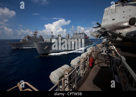 Des marins à bord de l'USNS Washington Chambers, au centre, envoient du carburant et des fournitures aux Marines et des marins ont embarqué à bord de l'USS Pearl Harbor, à gauche, et de l'USS Makin Island, à droite, ici le 13 mai. Les membres du service servent avec la 11e unité expéditionnaire maritime, qui a embarqué les navires, ainsi que l'USS New Orleans à San Diego le 14 novembre, en commençant un déploiement de sept mois dans les régions du Pacifique occidental, de la Corne de l'Afrique et du Moyen-Orient Banque D'Images