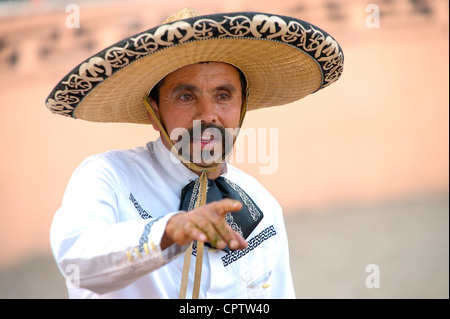 Charro mexicain (cavalier) orienté lors d'une pause dans une charreada, San Antonio, TX, US Banque D'Images