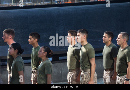 NEW YORK - en l'honneur des vies innocentes perdues le 9/11, les Marines de la Force spéciale de l'air marin de New York se souviennent lors d'une visite au Mémorial du 9/11 septembre, pour terminer leur course de motivation dans la ville, mai 29. La course est un événement culminant pour la semaine de célébration de la Fleet week New York organisée par les Marines, qui est la célébration des services maritimes à New York depuis 1984. C’est une occasion sans précédent pour les citoyens de New York et de la région des trois États voisins de rencontrer les Marines, les marins et les gardes-côtes, ainsi que de découvrir les dernières capacités des services maritimes d’aujourd’hui. Banque D'Images