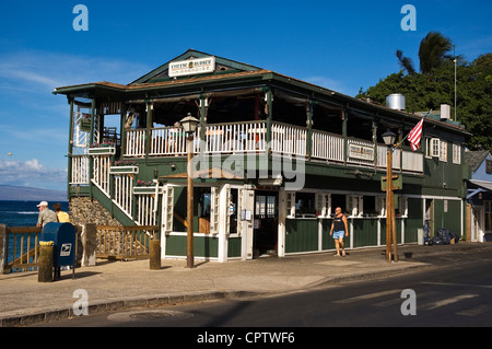 Elk284-4126 Hawaii, Maui, Lahaina, Front St, Fromage Burger dans Paradise restaurant au bord de l'eau Banque D'Images