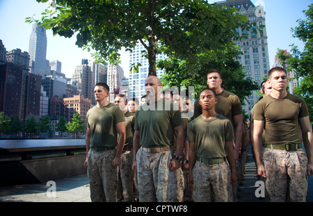 - en l'honneur des vies innocentes perdues le 9/11, les Marines de la Force spéciale de l'air marin New York se souviennent lors d'une visite au Mémorial du 9/11 septembre, en terminant leur course de motivation dans la ville, mai 29. La course est un événement culminant pour le Ma Banque D'Images