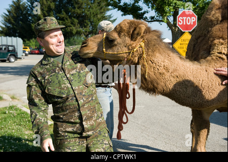 Le chef de la Défense slovaque, le lieutenant général Peter Vojtek, rencontre le Sahara à dos de chameau lors de sa visite du centre d'entraînement urbain de Muscatatuck, dans le centre de l'Indiana, le jeudi 24 mai 2012. L'Indiana a été jumelé avec la République slovaque par le biais du Programme de partenariat d'État depuis 1994. Les deux militaires continuent d'échanger des troupes, des techniques et des procédures d'entraînement. Les gardes de l'Indiana et les troupes slovaques servent actuellement côte à côte en Afghanistan avec l'équipe de liaison et de mentorat d'opération. Banque D'Images