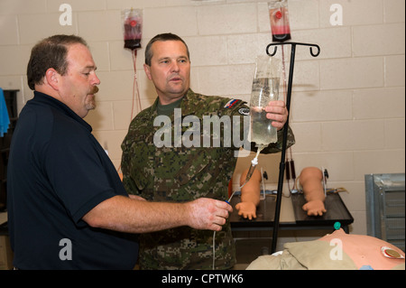 Le chef de la Défense slovaque, le lieutenant-général Peter Vojtek, visite le centre de formation à la simulation médicale au centre de formation à la manœuvre conjointe du Camp Atterbury, dans le centre de l'Indiana, le jeudi 24 mai 2012. L'Indiana a été jumelé avec la République slovaque par le biais du Programme de partenariat d'État depuis 1994. Les deux militaires continuent d'échanger des troupes, des techniques et des procédures d'entraînement. Les gardes de l'Indiana et les troupes slovaques servent actuellement côte à côte en Afghanistan avec l'équipe de liaison et de mentorat d'opération. Banque D'Images