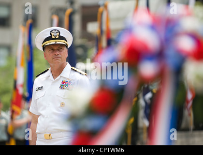 Officier du deuxième rang des forces armées américaines, vice-président des chefs d'état-major interarmées, ADM. James A. Winnefeld Jr., respecte les morts au Festival Memorial Service 500 qui a eu lieu sur les marches nord du monument des soldats et marins de l'Indiana à Indianapolis, le vendredi 25 mai 2012. Banque D'Images