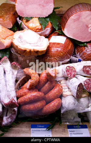 Shop affichage des charcuteries, jambons, saucisses de porc, salami, à Dalmayr supérette et fines à Munich, Bavière, Allemagne Banque D'Images