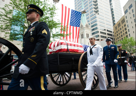 An Indiana National Guardsman, Sailor, Coast Guardsman et marine march ensemble, dans le cadre d'un cérémonie, cheval-tiré caisson au Festival Memorial Service 500 tenu sur les marches nord du monument Indiana soldats et marins à Indianapolis, le vendredi 25 mai 2012. Banque D'Images