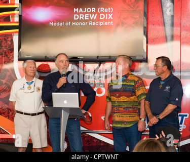 Le récipiendaire de la médaille d'honneur, le Maj. À la retraite Drew dix, et les autres récipiendaires de la médaille d'honneur parlent des taux de chômage des vétérans lors de la Panther Racing, réunion de soutien des employeurs de la Garde et de la Réserve tenue au circuit automobile d'Indianapolis, le samedi 26 mai 2012. Le programme des SGR est l'organisme principal du ministère de la Défense qui encourage la coopération, la compréhension et le soutien entre les employeurs civils et leurs employés de la Garde et de la Réserve. Banque D'Images