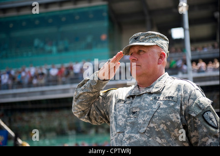 Le colonel de la Garde nationale de l'Indiana, Kevin Extine, directeur du soutien militaire, salue le drapeau américain lors de l'hymne national lors de la 96e course du Indianapolis 500 au circuit automobile d'Indianapolis, le dimanche 27 mai 2012. Banque D'Images