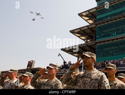 Les troupes de la Garde nationale de l'Indiana saluent deux Mustangs P-51, un LIGHTNING II A-10 et un faucon F-16 qui survotent le circuit automobile d'Indianapolis juste avant la 96e course du 500 Indianapolis, le dimanche 27 mai 2012. Banque D'Images