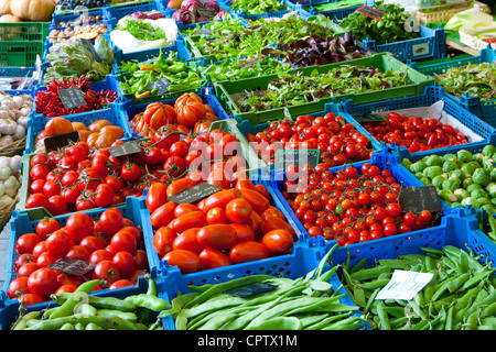 Légumes frais en vente au marché alimentaire Viktualienmarkt de Munich, Bavière, Allemagne Banque D'Images