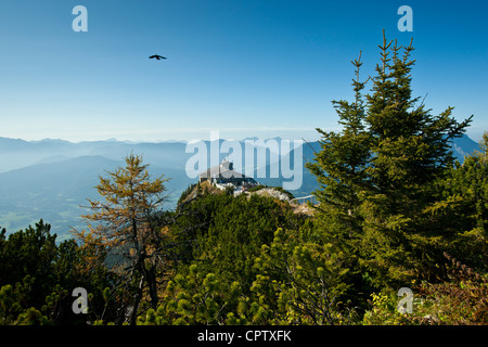 Crow survolant Eagle's Nest, Kehlsteinhaus, Hitler's lair à Berchtesgaden dans les Alpes bavaroises, Allemagne Banque D'Images