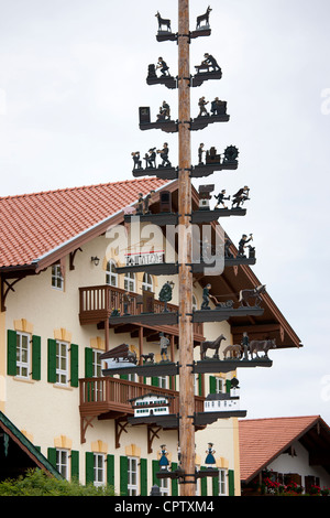 Maypole de scènes pastorales rurales et des métiers à Grassau à Baden-Wurttenberg, Bavière, Allemagne Banque D'Images