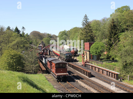 North Yorkshire Moors Railway, 27 mai 2012 - scène une station Goathland avec classe 24 NOMBRE D5061 Diesel historique transport trai Banque D'Images