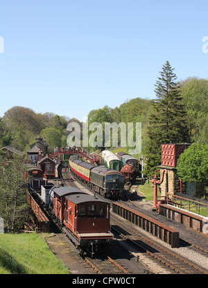 North Yorkshire Moors Railway, 27 mai 2012 - scène une station Goathland avec classe 24 NOMBRE D5061 Diesel historique transport trai Banque D'Images