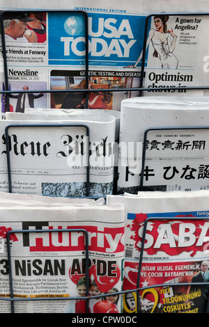 Des journaux internationaux de partout dans le monde à vendre à un marchand de journaux, Oxford, UK. Banque D'Images