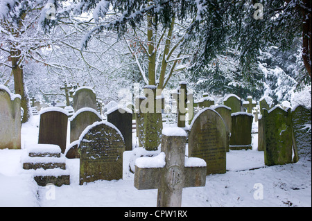 Les pierres tombales dans le cimetière à l'église paroissiale de Hampstead et ligne Holly Place à Hampstead, au nord de Londres, UK Banque D'Images