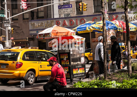 Les vendeurs de trottoir, Sixième Avenue, NYC Banque D'Images