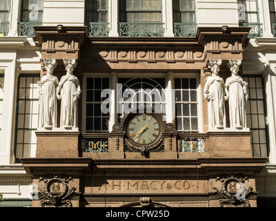 Beaux-Arts Statues, entrée principale, du grand magasin Macy's , 151 W. 34th Street, NYC Banque D'Images