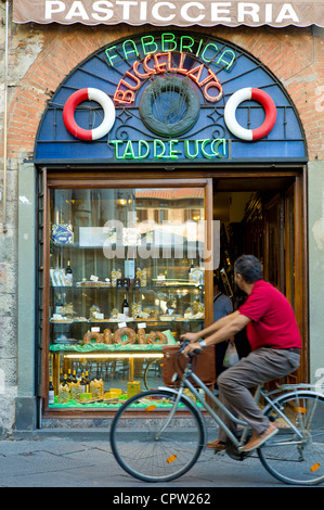 Fabbrica Taddeucci patisserie boutique et un café sur la Piazza San Michele, Lucca, Italie Banque D'Images