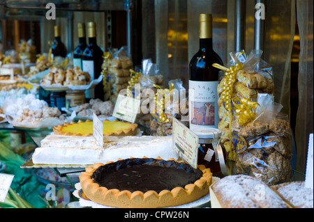 Gâteaux et pâtisseries de la Fabbrica Taddeucci patisserie boutique et un café sur la Piazza San Michele, Lucca, Italie Banque D'Images