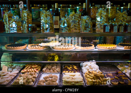 Gâteaux et pâtisseries de la Fabbrica Taddeucci patisserie boutique et un café sur la Piazza San Michele, Lucca, Italie Banque D'Images