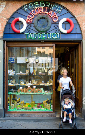 Shopper à Fabbrica Taddeucci patisserie boutique et un café sur la Piazza San Michele, Lucca, Italie Banque D'Images