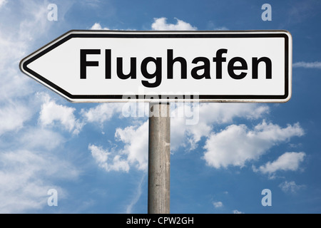 Detailansicht von Wegweisers mit der Aufschrift Flughafen | photo détail d'un panneau à l'aéroport inscription allemand Banque D'Images