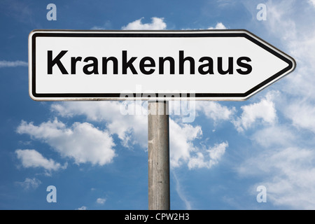 Detailansicht von Wegweisers mit der Aufschrift Krankenhaus | photo détail d'un panneau avec l'inscription allemand hospital Banque D'Images