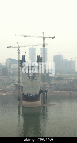 Un pont en construction sur la rivière Yangtze, à Chongqing Banque D'Images