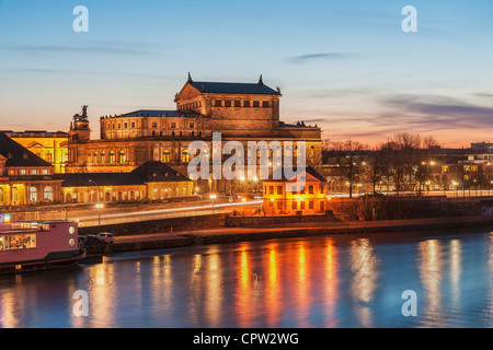 Vue sur l'Elbe à l'Opéra Semper de Dresde, Saxe, Allemagne, Europe Banque D'Images