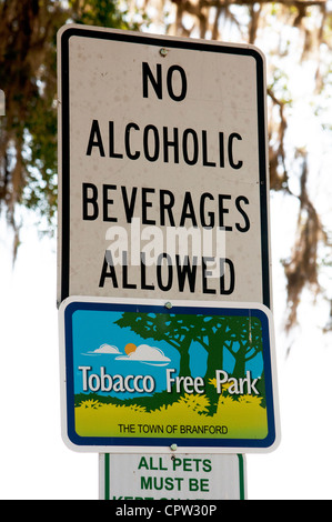 Parc sans tabac et boissons alcoolisées non autorisées dans un parc de Floride USA Avis Branford Banque D'Images