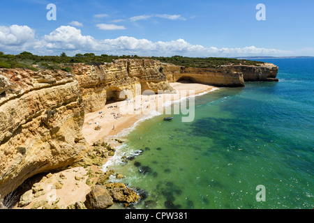 Les touristes d'une excursion en bateau d'avoir un déjeuner barbecue sur une plage déserte au Praia da Marinha près de Benagil, Algarve, Portugal Banque D'Images