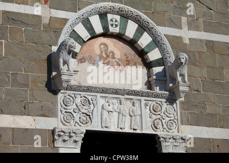 Fresque de la Vierge et l'enfant sur la porte de l'église catholique romaine à Lucca, Italie Banque D'Images