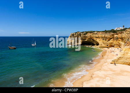 Les touristes d'une excursion en bateau d'avoir un déjeuner barbecue sur une plage déserte au Praia da Marinha près de Benagil, Algarve, Portugal Banque D'Images