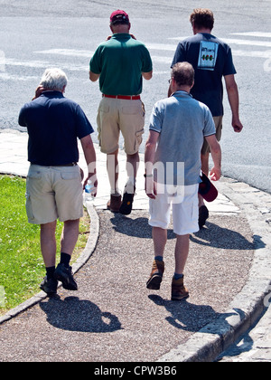 Vue arrière du groupe d'hommes marcher sur la chaussée - France. Banque D'Images