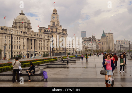 Les touristes sur la promenade du Bund humide après un orage avec de vieux bâtiments à Shanghai, République populaire de Chine Banque D'Images