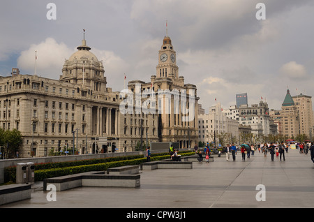 Les touristes sur la promenade du Bund humide avec de vieux bâtiments à Shanghai, République populaire de Chine Banque D'Images