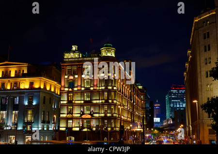 Lumières colorées dans la nuit sur le South Building Peace Hotel Nanjing Road Shanghai Bund la République populaire de Chine Banque D'Images