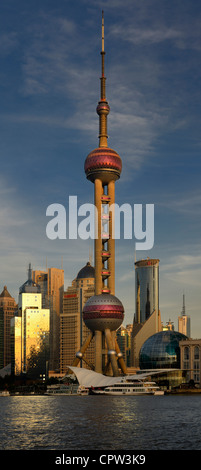 Sunset glow sur Oriental Pearl TV Tower & Radio sur Shanghai Pudong côté est de la République populaire de Chine Banque D'Images