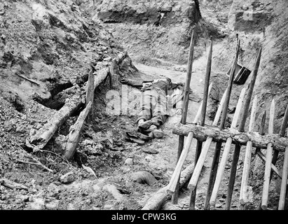 Dead Confederate soldat, dans la tranchée au-delà d'une section de chevaux de frise dans la région de Petersburg, Virginia USA pendant la guerre civile, avril 1865 Banque D'Images