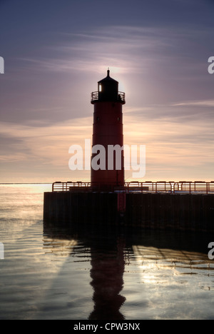 Le port de Milwaukee leuchtturm tôt le matin par une froide journée de décembre. Banque D'Images