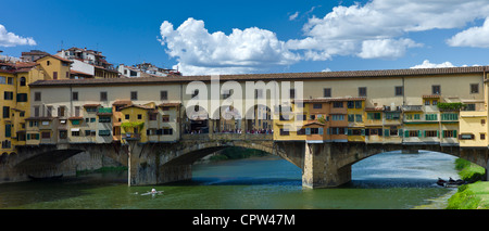 Le Ponte Vecchio à partir du côté nord de l'Arno, Florence, Toscane, Italie Banque D'Images