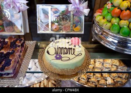 Les gâteaux, les sucreries et les pâtisseries en vitrine du luxe, patticeria caffe sweet shop Gilli, dans Florence, Toscane, Italie Banque D'Images