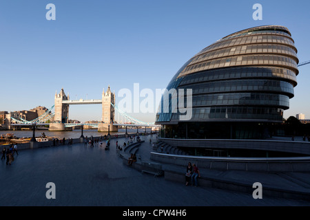 L'Hôtel de ville de Londres avec le Tower Bridge en arrière-plan, Southbank, Londres, UK Banque D'Images