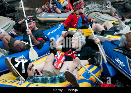 Imprimeur de la flottille de Jubillegal parti flottant, Regent's Canal, est de Londres.Les fêtards dans un bateau pneumatique Banque D'Images