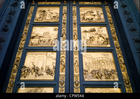 Des scènes religieuses en or sur bronze, portes Baptistère Il Duomo di Firenze cathédrale de Florence sur la Piazza di San Giovanni, Italie Banque D'Images