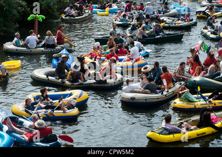 Imprimeur de la flottille de Jubillegal parti flottant, Regent's Canal, l'Est de Londres. Fêtards dans un bateau pneumatique flotter vers le bas du canal. Banque D'Images