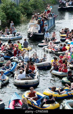 Imprimeur de la flottille de Jubillegal parti flottant, Regent's Canal, est de Londres.Une barge avec un grand papier de proue mène la flottille Banque D'Images