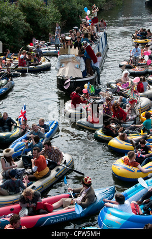 Imprimeur de la flottille de Jubillegal parti flottant, Regent's Canal, est de Londres.Une barge avec un grand papier de proue mène la flottille Banque D'Images